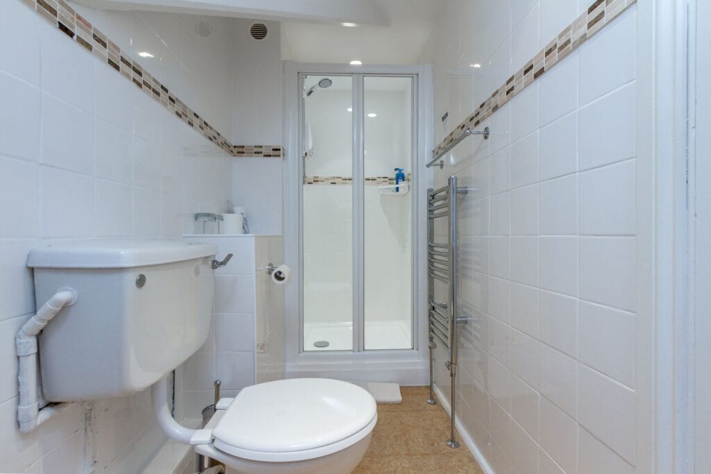 elim-guest-house-windermere-room-5-double-bedroom-with-en-suite-bathroom (2)