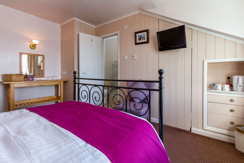 elim-guest-house-windermere-room-6-double-bedroom-with-en-suite-bathroom