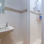 elim-guest-house-windermere-room-7-super-king-bedroom-with-en-suite-bathroom (3)