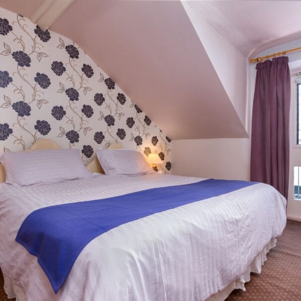 elim-guest-house-windermere-room-7-super-king-bedroom-with-en-suite-bathroom (4)