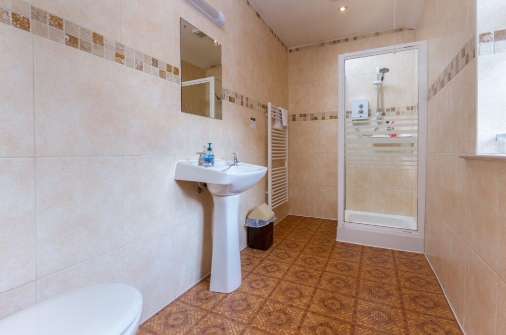 elim-guest-house-windermere-room-8-standard-double-bedroom-with-en-suite-bathroom (2)